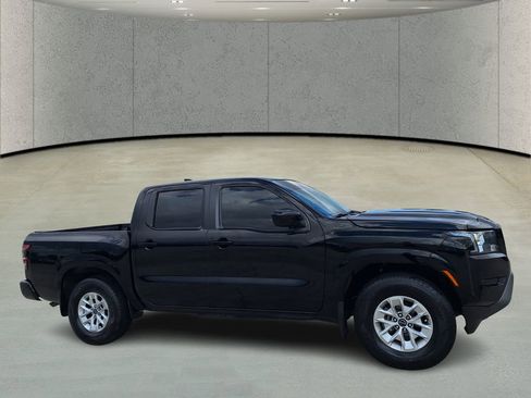 Used 2024 Nissan Frontier SV image 3