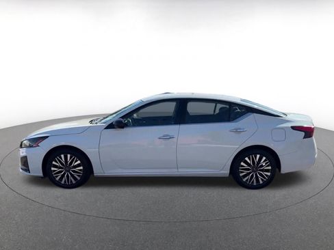 Used 2025 Nissan Altima 2.5 SV FWD image 9