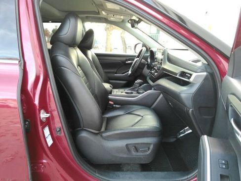 Used 2021 Toyota Highlander XLE image 23