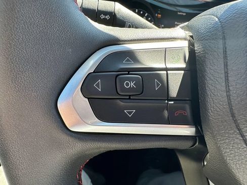 Used 2025 Jeep Compass Trailhawk AWD/4WD image 13