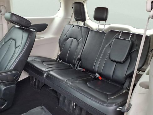 Used 2023 Chrysler Pacifica Touring-L FWD image 24
