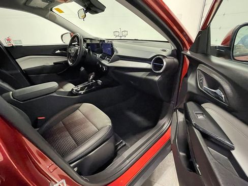 Used 2024 Chevrolet Trax LT FWD image 24