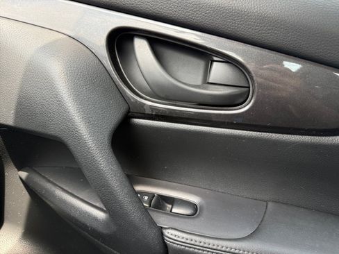 Used 2020 Nissan Rogue S FWD image 35