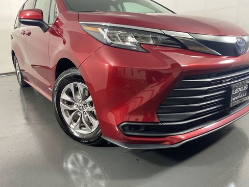 Used 2021 Toyota Sienna LE w/ LE Plus Package AWD/4WD image 3