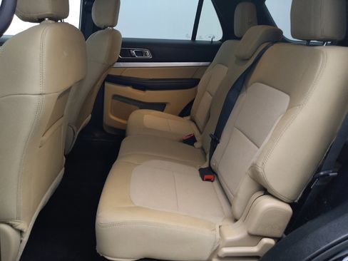 Used 2017 Ford Explorer XLT image 18