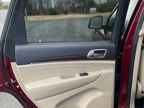 Used 2017 Jeep Grand Cherokee Limited image 49