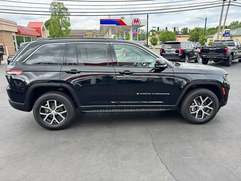 Used 2025 Jeep Grand Cherokee Limited AWD/4WD image 4