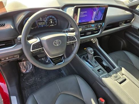 Certified 2025 Toyota Grand Highlander FWD image 11