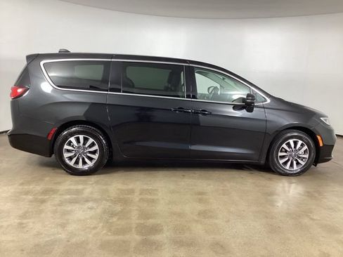 Used 2023 Chrysler Pacifica Touring-L FWD image 4