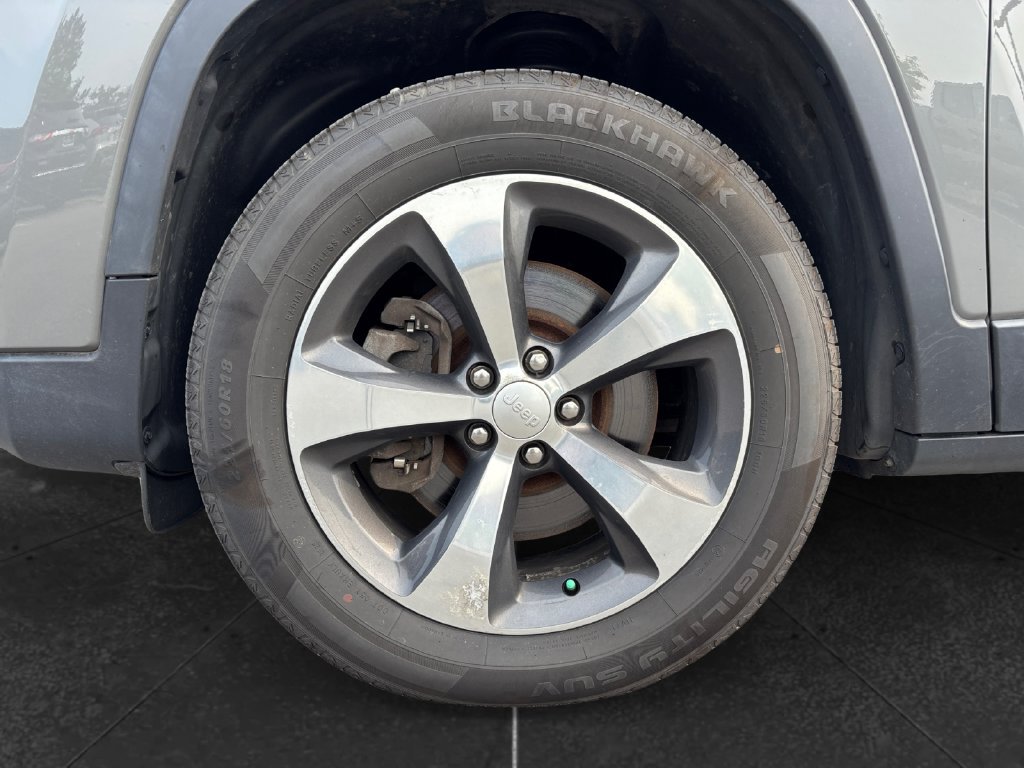 Used 2019 Jeep Cherokee Limited AWD/4WD image 9