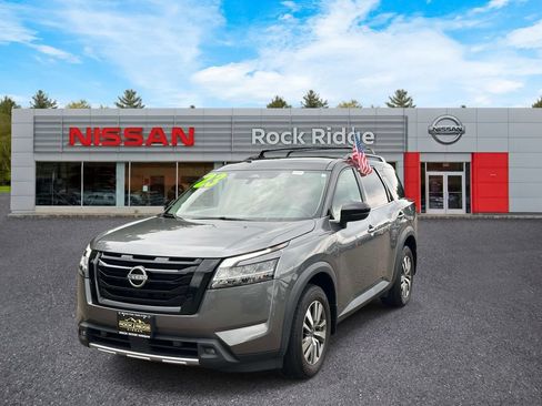 Used 2023 Nissan Pathfinder SL w/ Black Appearance Package AWD/4WD image 2