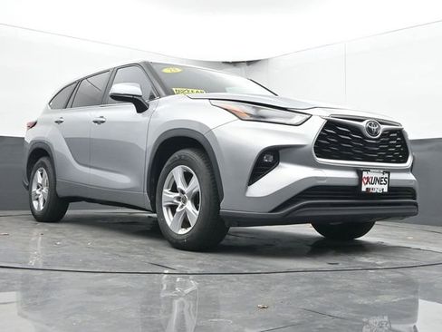 Used 2023 Toyota Highlander LE image 44