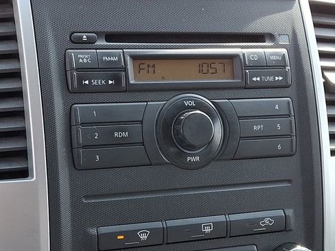 Used 2010 Nissan Frontier SE image 3