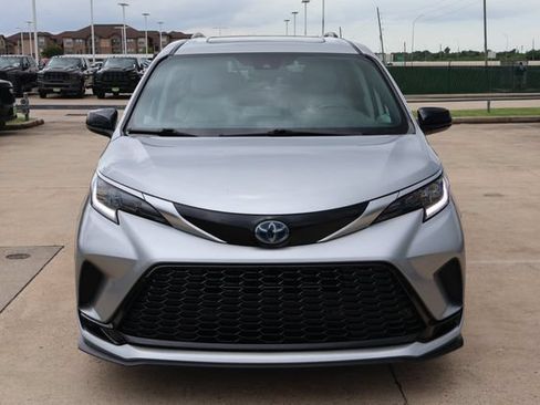Used 2024 Toyota Sienna XSE FWD image 2