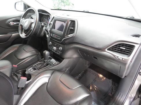 Used 2019 Jeep Cherokee Latitude Plus FWD image 9