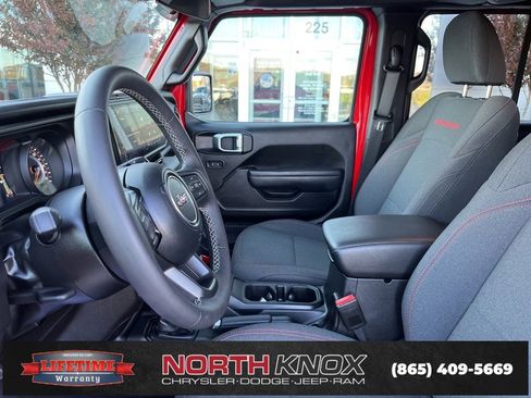 Used 2025 Jeep Wrangler Rubicon image 3