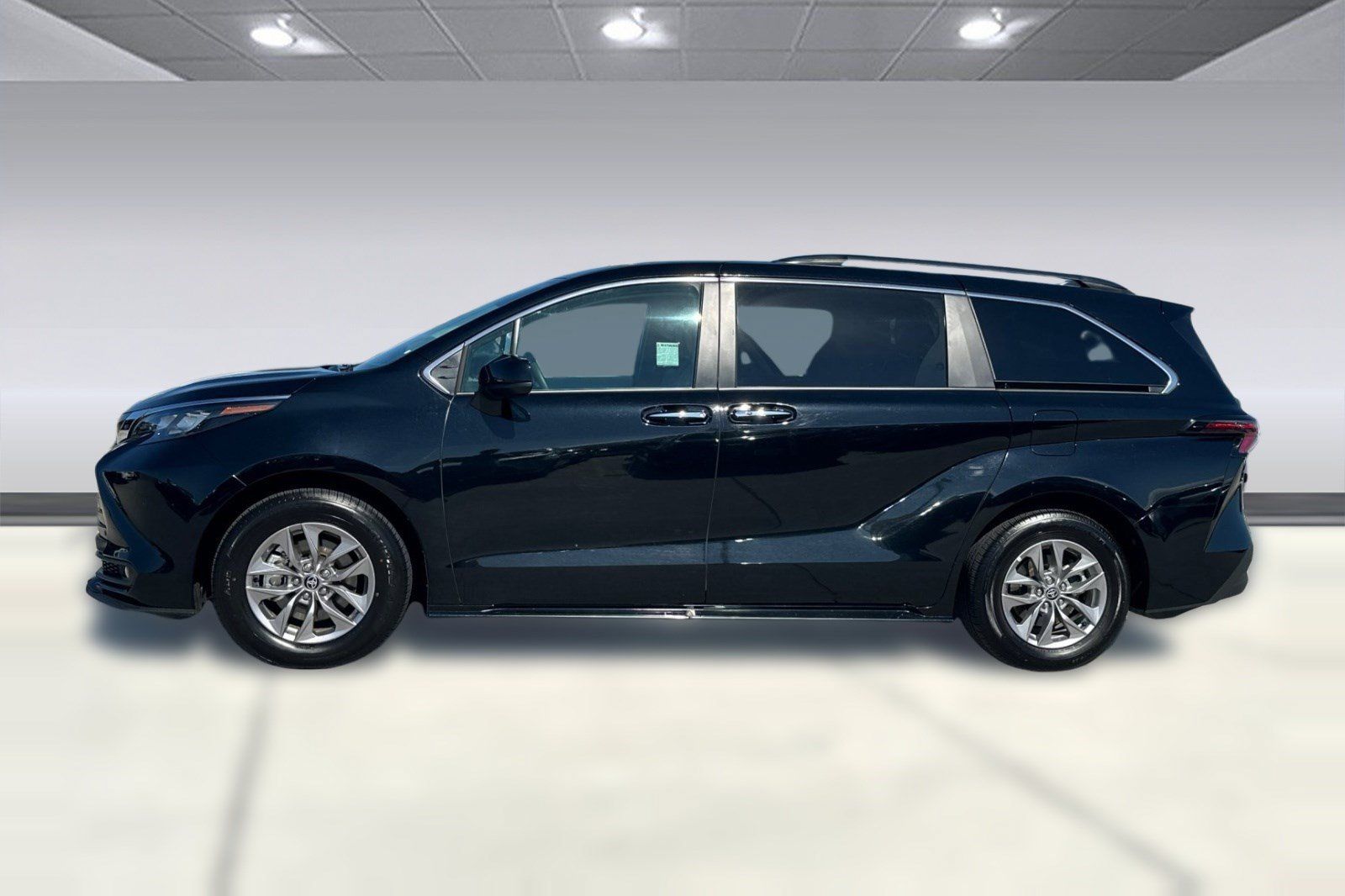 Used 2026 Toyota Sienna XLE FWD image 2