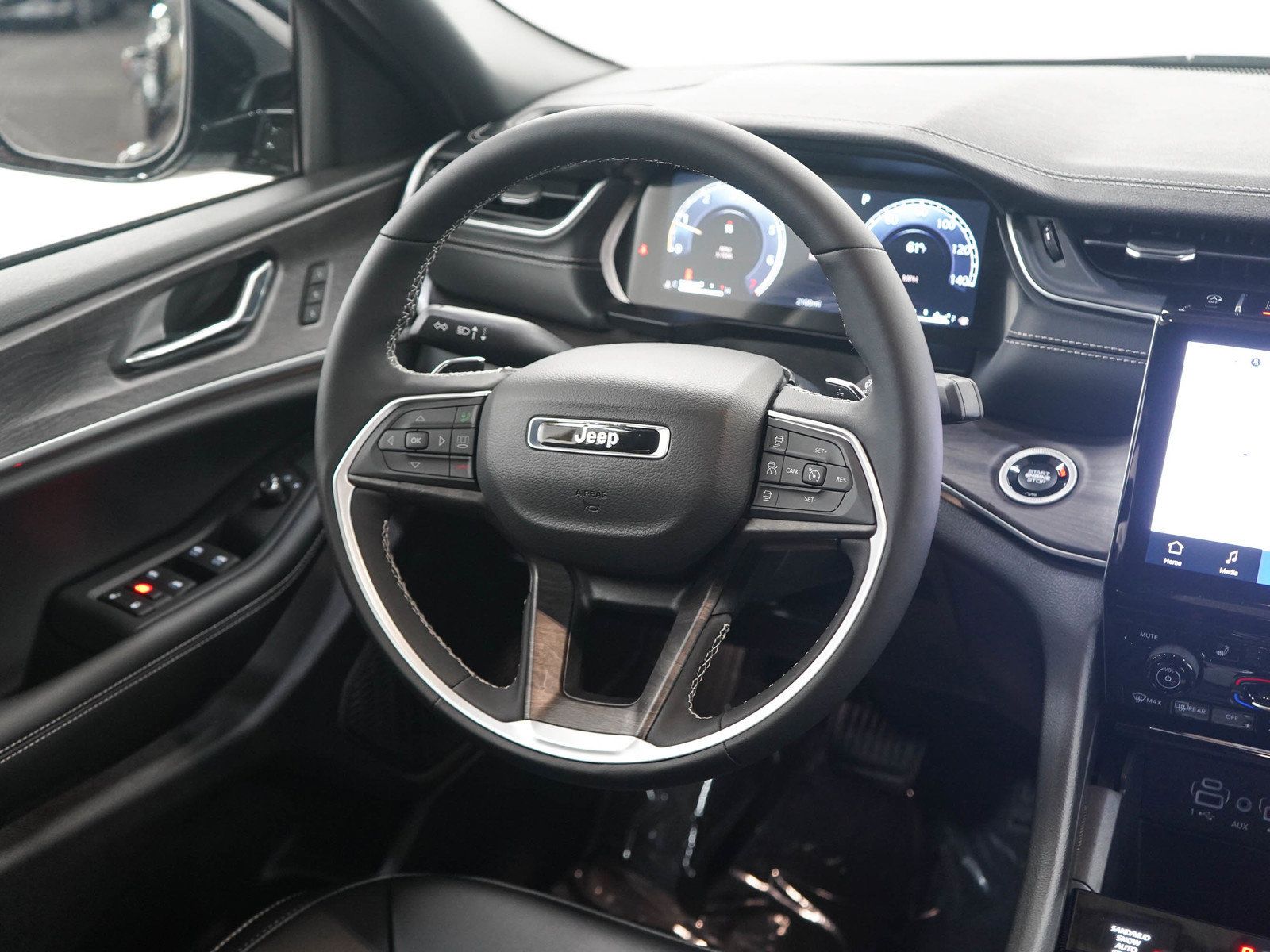 Used 2025 Jeep Grand Cherokee L Limited AWD/4WD image 15