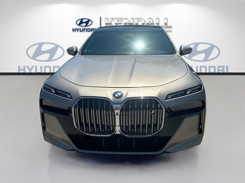 Used 2023 BMW i7 xDrive60 AWD/4WD image 2