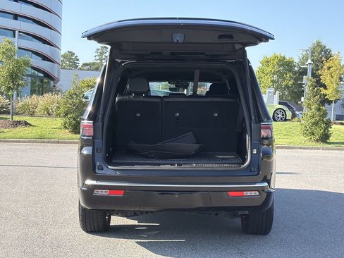 Used 2024 Jeep Wagoneer Series II w/ Flexible Seating Group RWD image 15