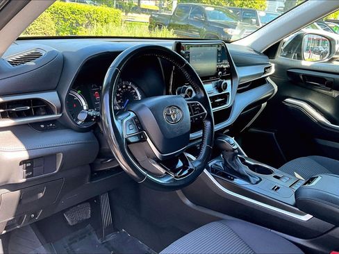 Used 2021 Toyota Highlander LE AWD/4WD image 13