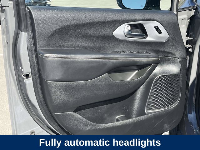 Used 2025 Chrysler Pacifica Limited FWD image 17