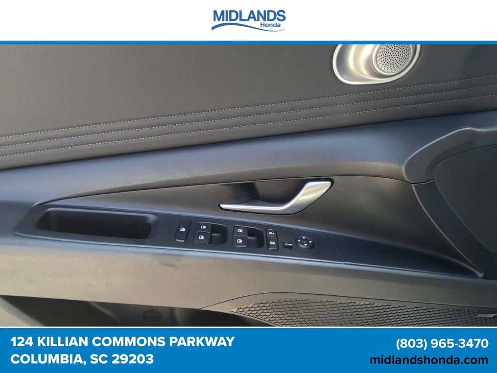 Used 2025 Hyundai Elantra Limited FWD image 17