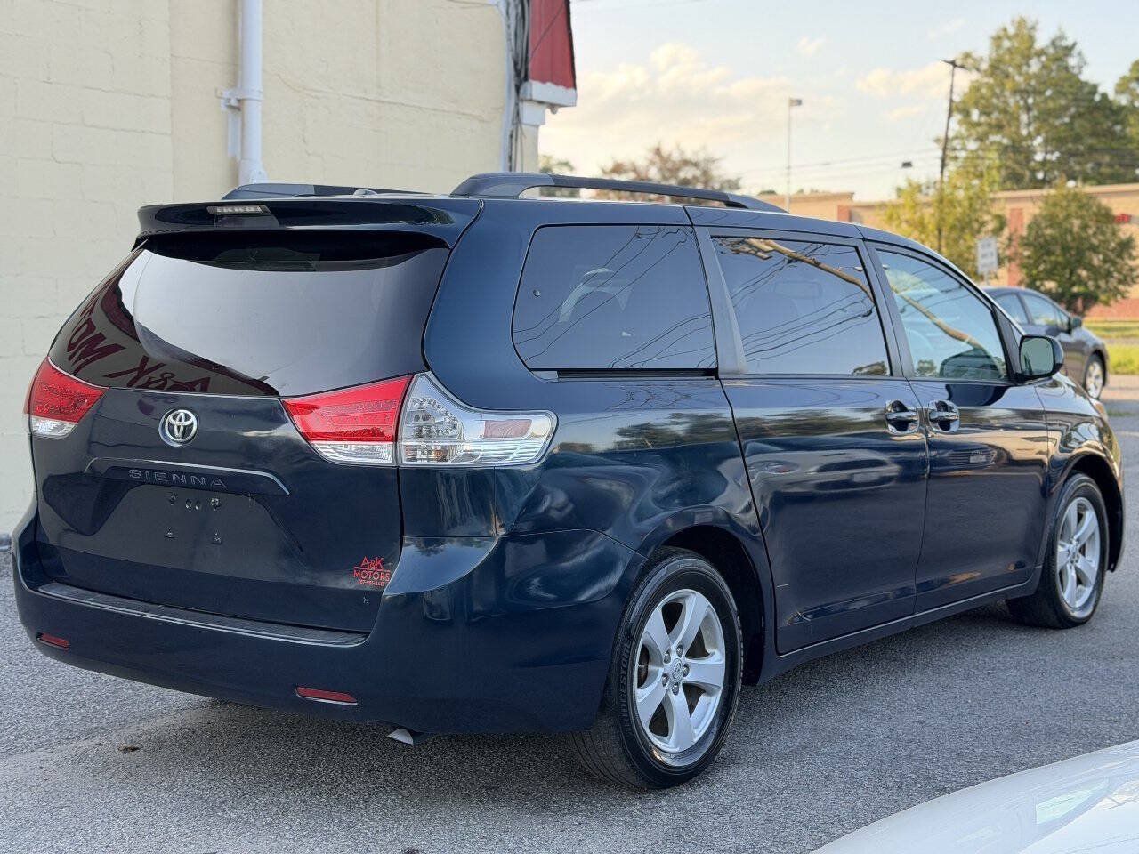 Used 2011 Toyota Sienna LE w/ Towing Pkg FWD image 8