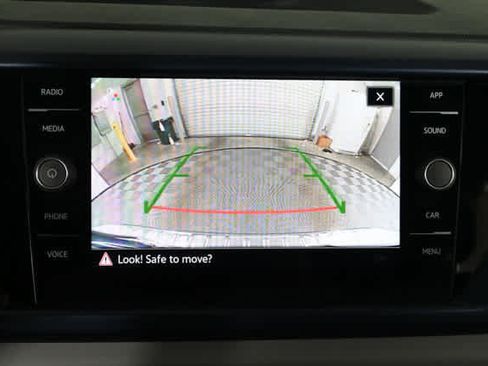 Certified 2022 Volkswagen Taos SE w/ Panoramic Sunroof Package image 4