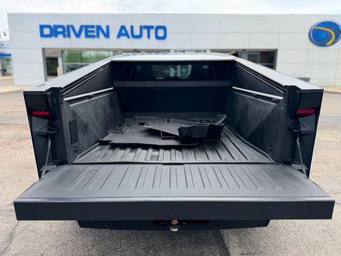 Used 2024 Tesla Cybertruck AWD Crew Cab image 38