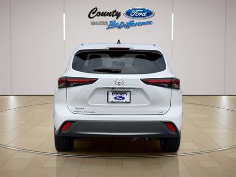 Used 2024 Toyota Highlander LE image 11