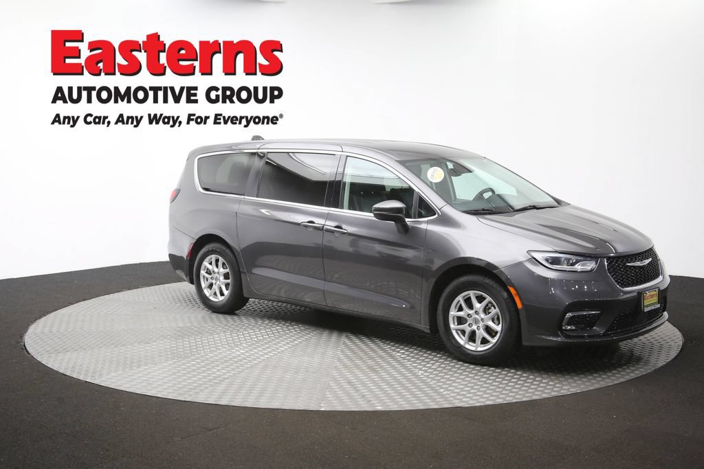 Used 2023 Chrysler Pacifica Touring-L FWD image 50