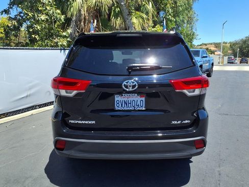 Used 2018 Toyota Highlander XLE w/ Carpet Mat Package (TMS) AWD/4WD image 6