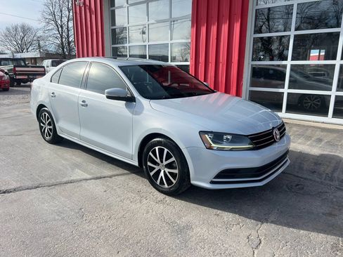 Used 2017 Volkswagen Jetta SE image 2