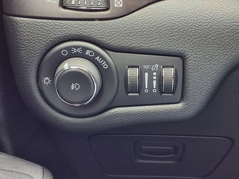 Used 2020 Jeep Cherokee Trailhawk w/ Cold Weather Group AWD/4WD image 18