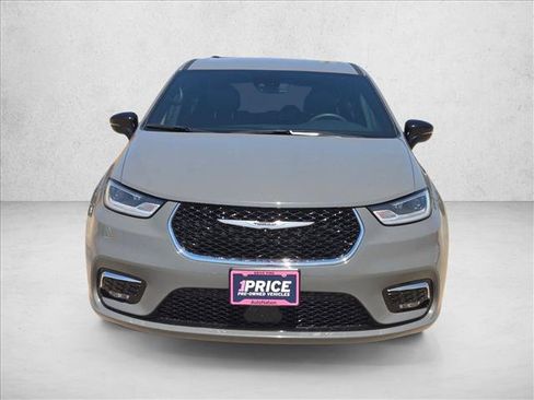 Used 2025 Chrysler Pacifica Select FWD image 2