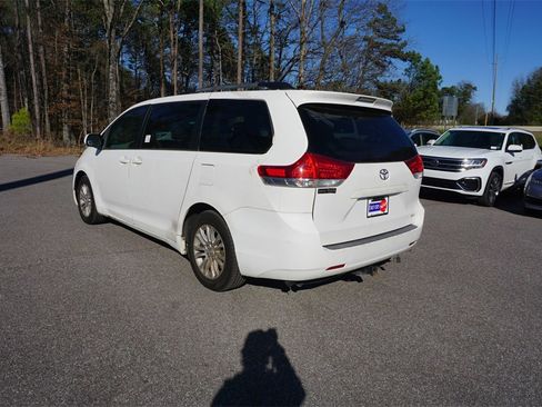 Used 2014 Toyota Sienna XLE image 21