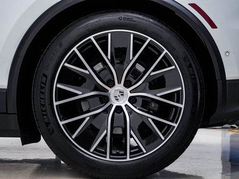 Certified 2025 Porsche Macan 4S Electric image 13