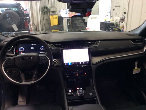 New 2025 Jeep Grand Cherokee L Limited w/ Black Appearance Package image 18