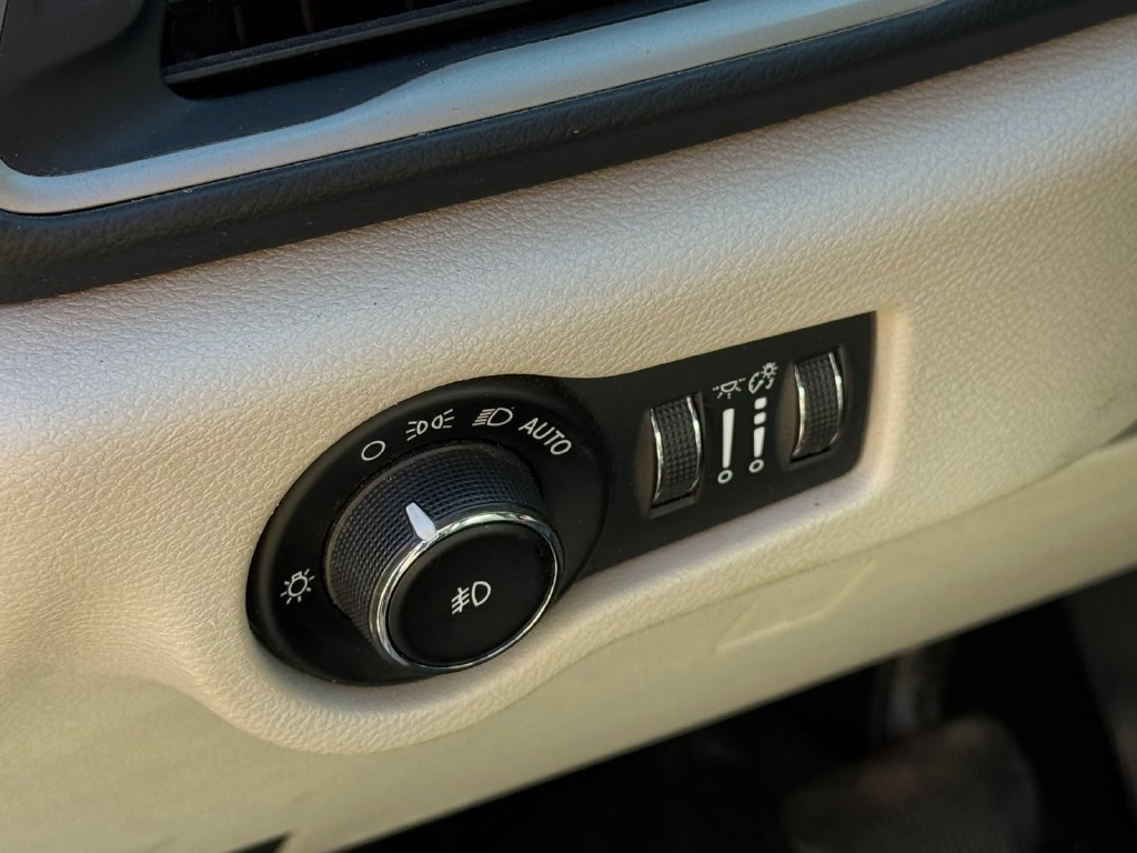 Used 2018 Chrysler Pacifica Touring-L FWD image 18