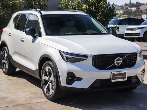 Used 2026 Volvo XC40 B5 Plus w/ Protection Package Premier AWD/4WD image 3