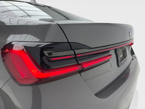Used 2022 BMW 740i w/ M Sport Package image 9