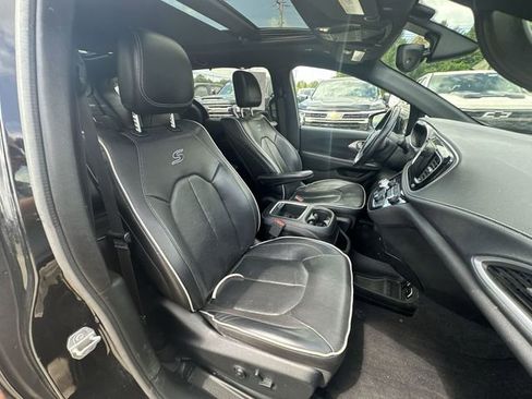 Used 2018 Chrysler Pacifica Limited w/ S Appearance Package FWD image 31