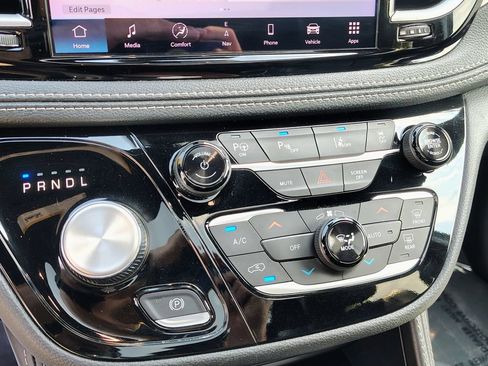 Used 2024 Chrysler Pacifica Premium FWD image 29