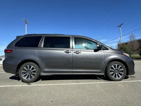 Used 2020 Toyota Sienna XLE image 3