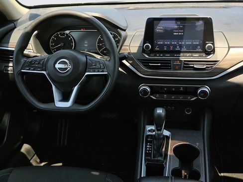 Used 2025 Nissan Altima 2.5 SV FWD image 13