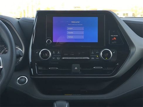Certified 2025 Toyota Highlander XLE image 18