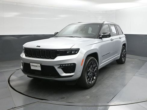 Used 2025 Jeep Grand Cherokee Summit w/ Obsidian Package image 30