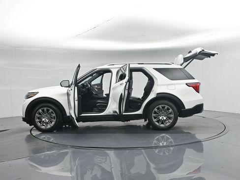 Certified 2025 Ford Explorer Platinum RWD image 41