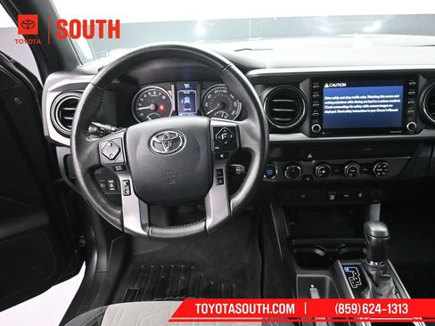 Used 2020 Toyota Tacoma TRD Off-Road AWD/4WD image 11